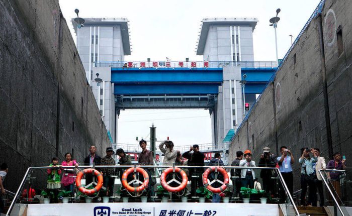 Xiling Gorge Half-Day Cruise Ship Going through Gezhouba Ship-locks