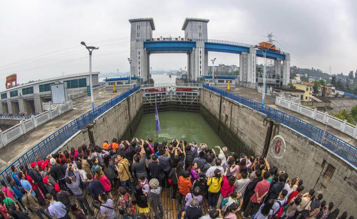 Xiling Gorge Half-Day Cruise Ship Going through Gezhouba Ship-locks